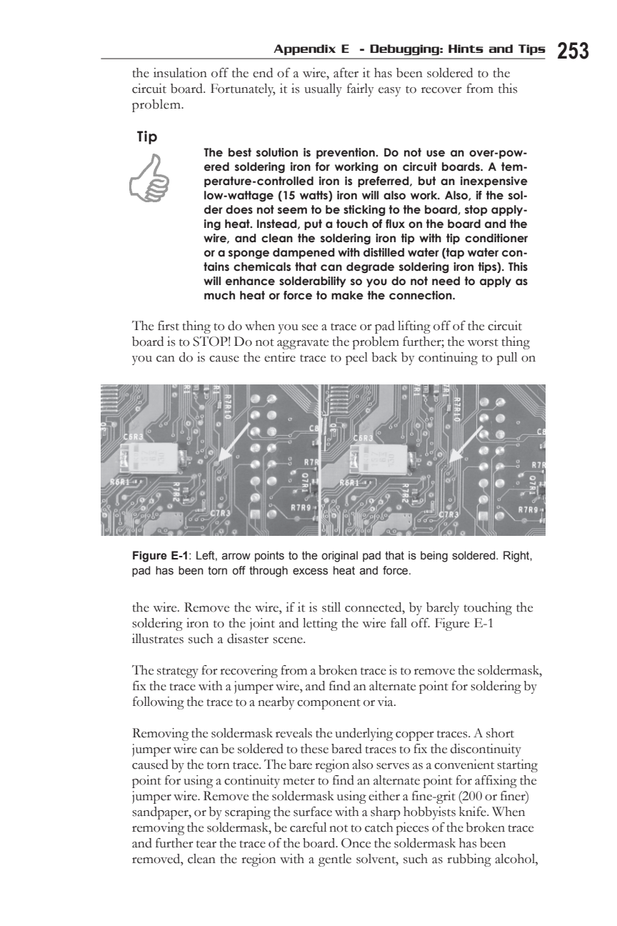 Figure E-1: 左、はんだ付けしていた元のランドを矢印で示す。右、過剰な熱と力によってランドが引き剥がされた状態。