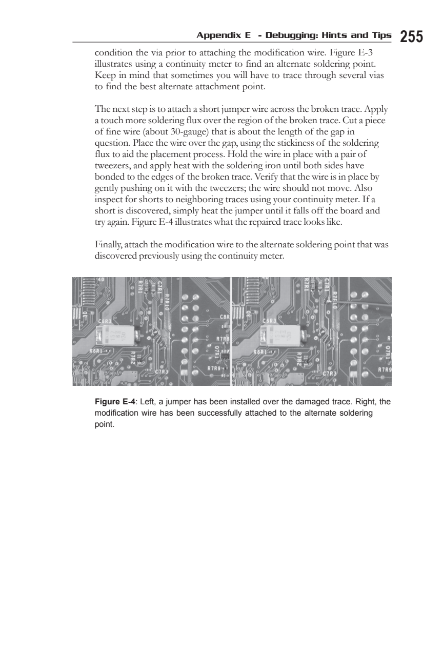 Figure E-4: 左、破損した配線にジャンパーを設置した状態。右、代替のはんだ付け点に改造ワイヤーを取り付けた状態。